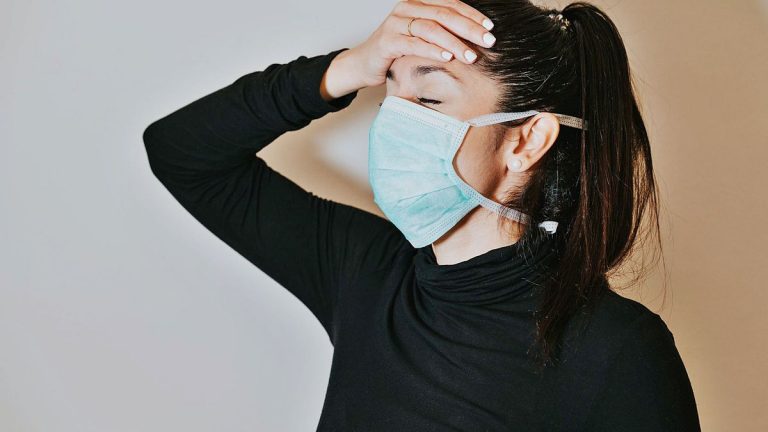 Por qué usar la mascarilla te da dolor de cabeza