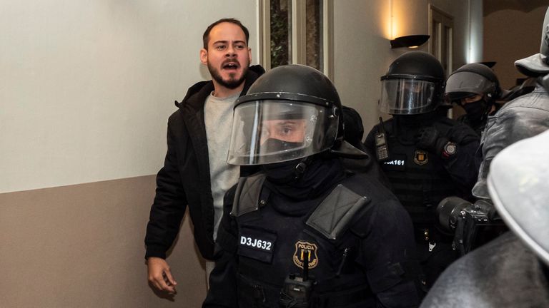 Barcelona condena la prisión de Hasel y pide modificar el Código Penal para evitar estos casos