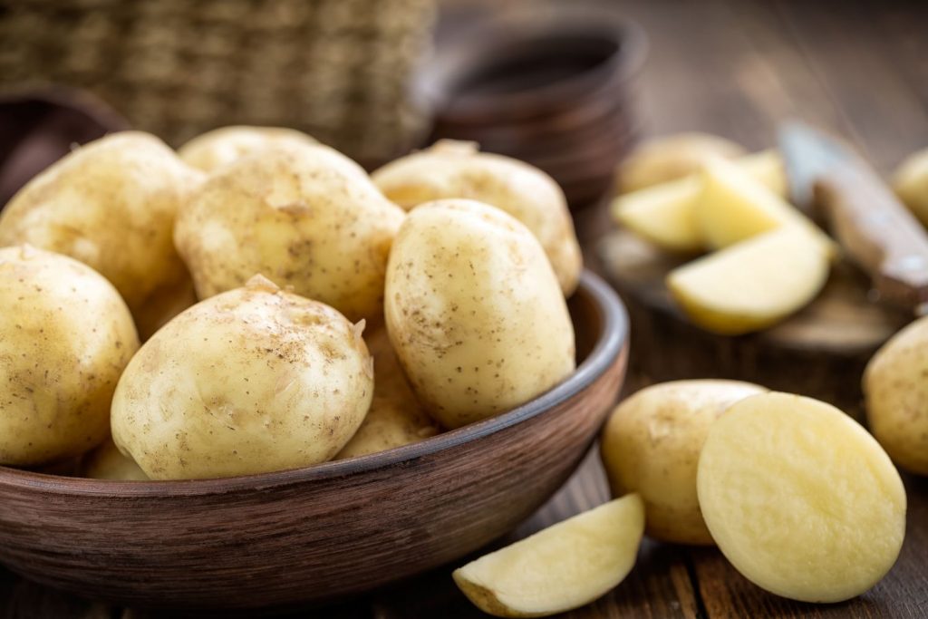 ¿Cómo emplear las patatas cocidas al microondas?