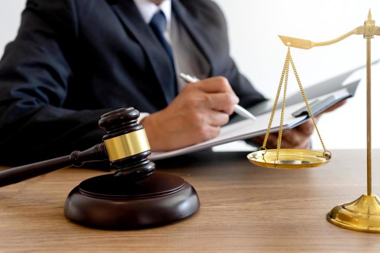 Penalistas abogan por derogar el delito de ultrajes a España y limitar los de odio