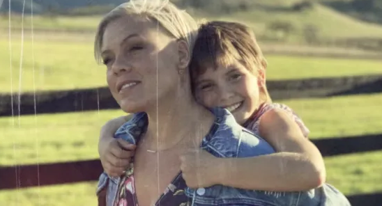 P!nk presenta ‘Cover Me In Sunshine’ junto a su hija Willow Sage Hart