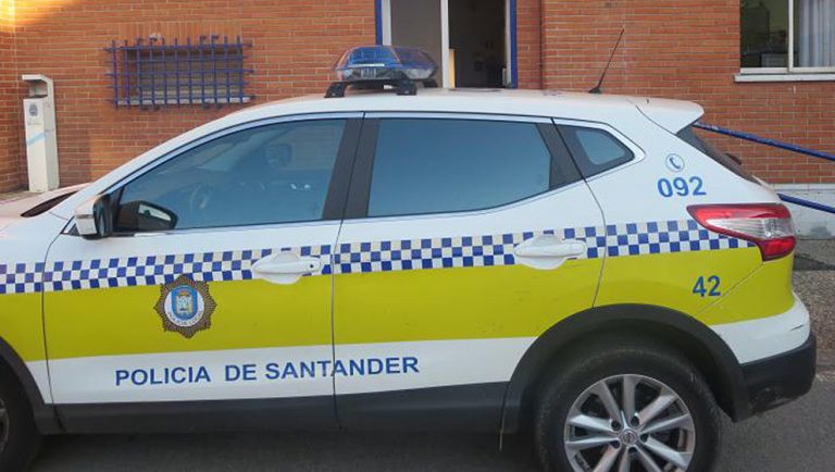 Una conductora sin seguro y positivo en drogas embiste a un coche policial al huir a 160km/h