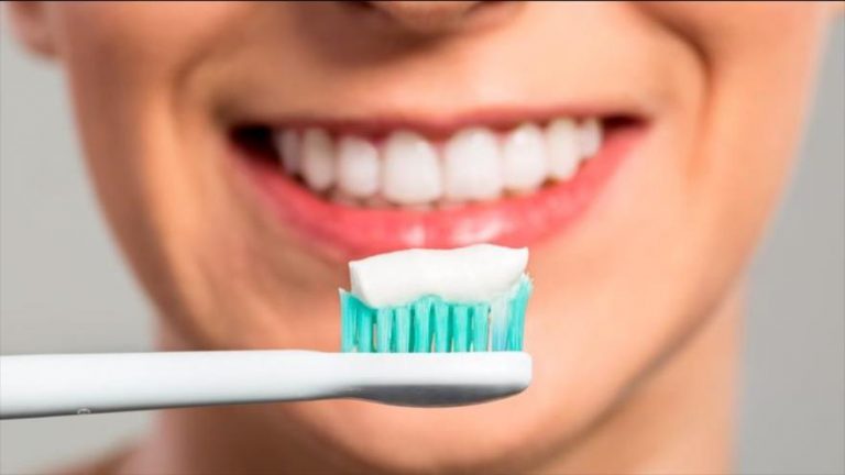 Por qué lavarte los dientes afecta a tu corazón