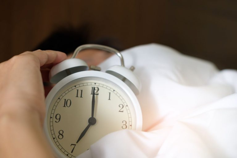 Por qué no deberías posponer 10 minutos tu alarma