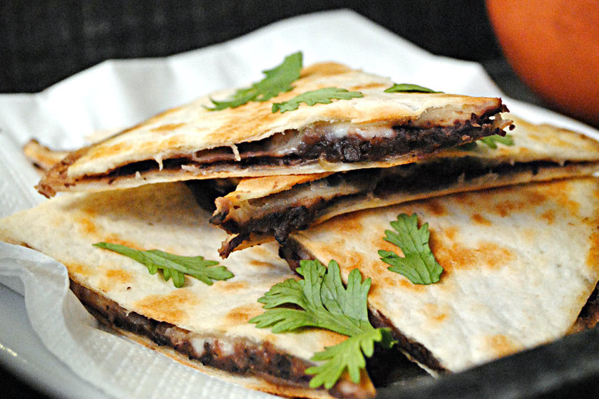 Con Un Toque De Frijoles Refritos Y Queso Fundente