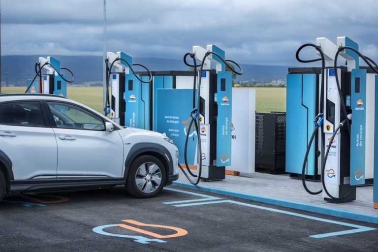 Repsol e Ibil desarrollan la primera estación de recarga con almacenamiento de energía