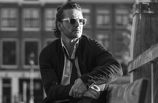 Ricardo Arjona en «Covers, demos y otras travesuras de blanco»