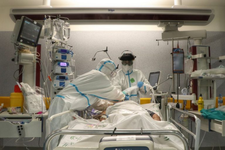 Sanidad notifica 8.341 nuevos casos y 329 muertes, mientras la incidencia baja de 200