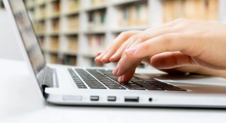Estudio busca averiguar qué ocurre en el cerebro cuando se pasa de hablar a escribir en un teclado