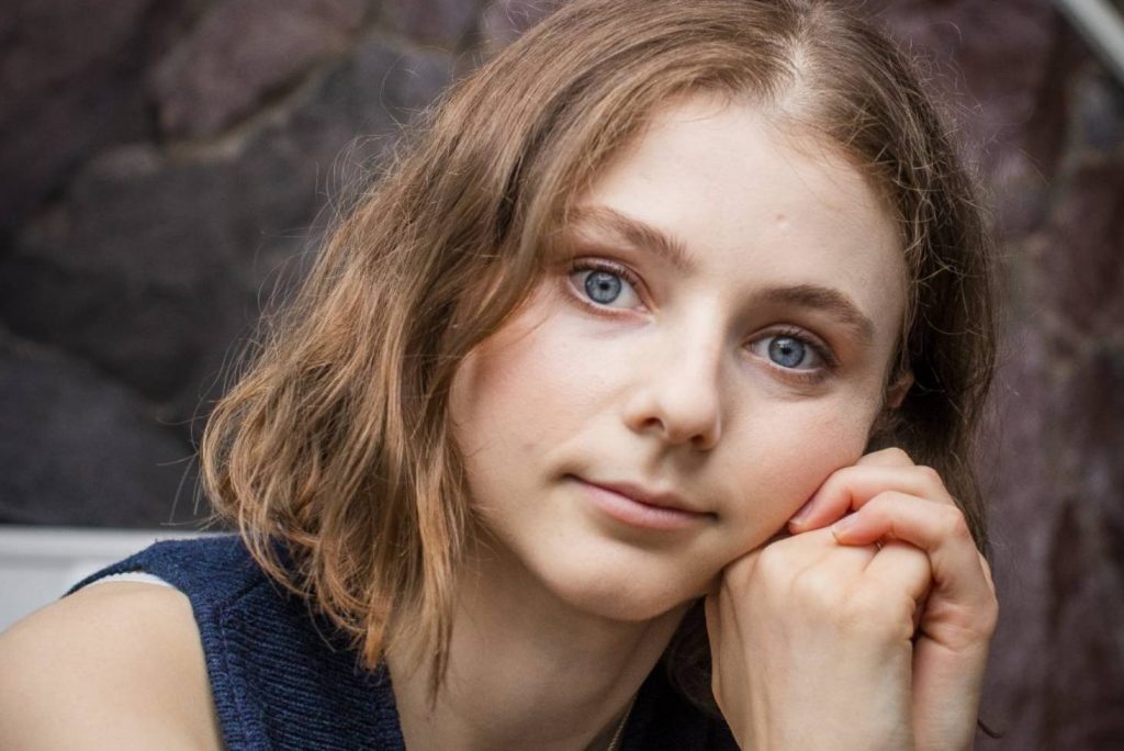 Thomasin Mckenzie, Alex Wolff Y Otros Acotar Protagonistas De Old M. Night Shyamalan