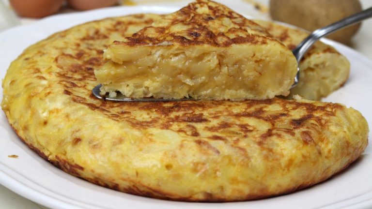 Tortilla de patatas con cebolla caramelizada: un toque diferente al plato más español