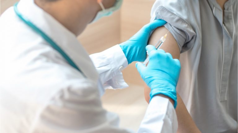 SOLTI pide asegurar la vacunación a los pacientes con cáncer