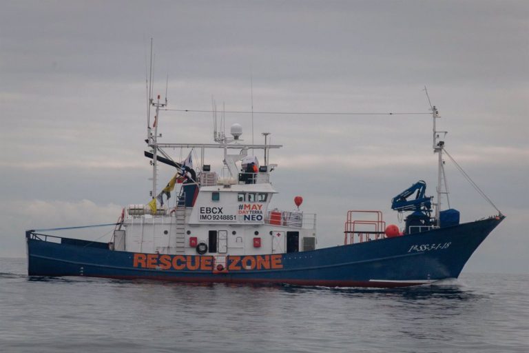 El buque Aita Mari rescata a un centenar de personas en el Mediterráneo Central