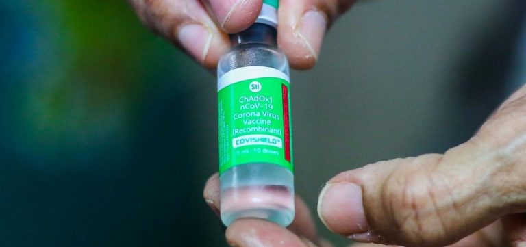 Enfermeros aseguran que la vacuna de AstraZeneca es igual de «segura» que la de Pfizer y Moderna