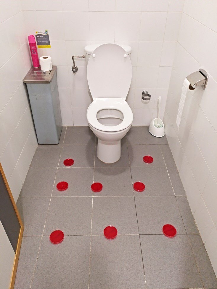 Por qué deberías bajar la tapa del WC antes de tirar de la cisterna