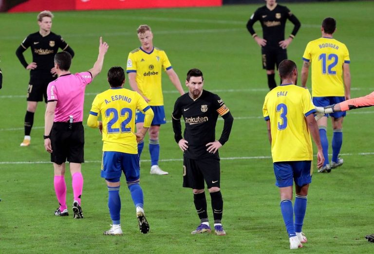 El Barcelona no aprovecha la derrota del Atlético y empata ante el Cádiz