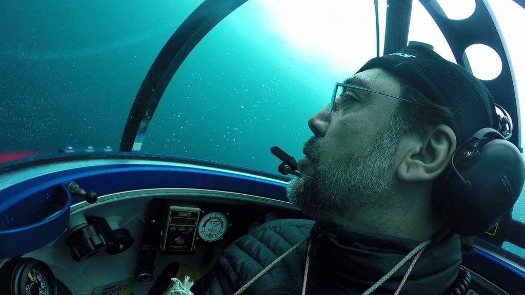 Javier Bardem, Dentro Del 'Huevo Kinder' En 'Santuario'.