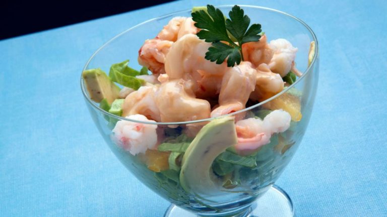 Cómo hacer un cóctel de langostinos y salsa rosa espectacular