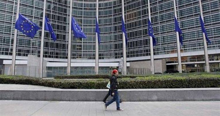 Bruselas insta a los países a ratificar el fondo de recuperación «lo antes posible»