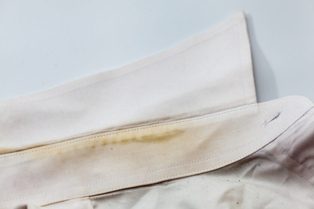 Manchas de lejía sobre ropa blanca