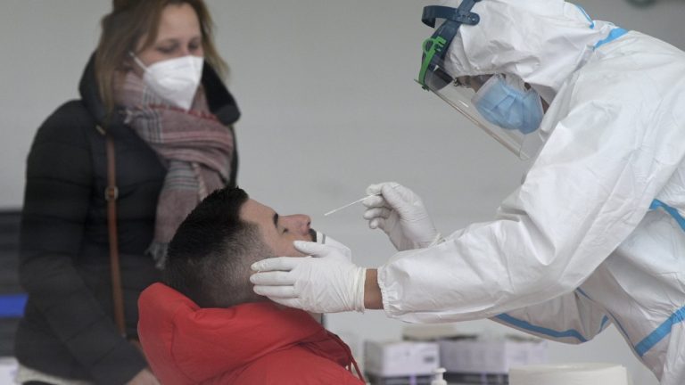 Suben a 952 los nuevos contagios en Euskadi y hay 160 pacientes en UCI