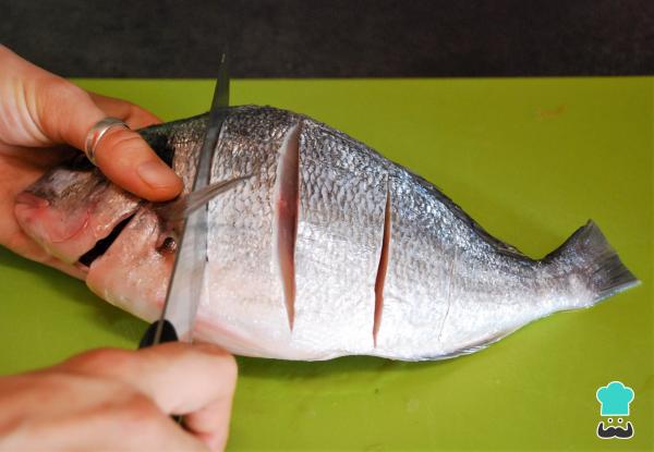 Al Inicio De La Receta Realizaremos Unos Cortes Transversales En El Pescado.