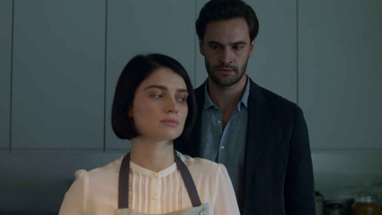 Detrás de sus ojos: fecha de estreno en Netflix y tráiler del thriller psicosexual lleno de terror