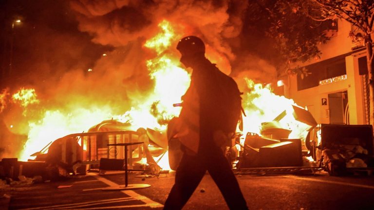 La segunda noche de disturbios por Hasel en Cataluña deja 33 detenidos y 12 heridos