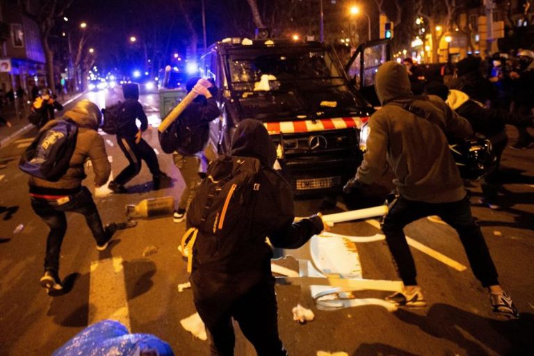 Dos detenidos por la agresión una policía en los disturbios en Madrid a favor de Hasél