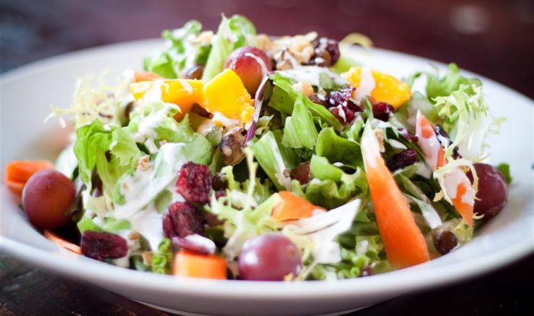 Ensaladas: 7 formas de prepararlas para no aburrirte durante la semana
