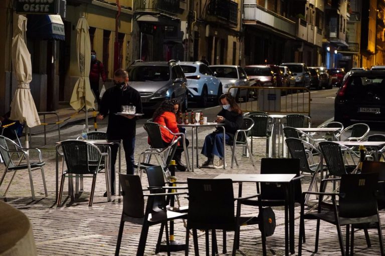 Los hosteleros cántabros exigen no pagar «los platos rotos» y la vacunación del sector