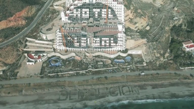 El hotel de Algarrobico, más cerca de la demolición 15 años después de que un juez parase las obras