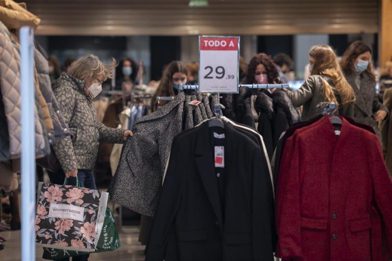 La venta ‘online’ suaviza la caída de la industria de la moda en España