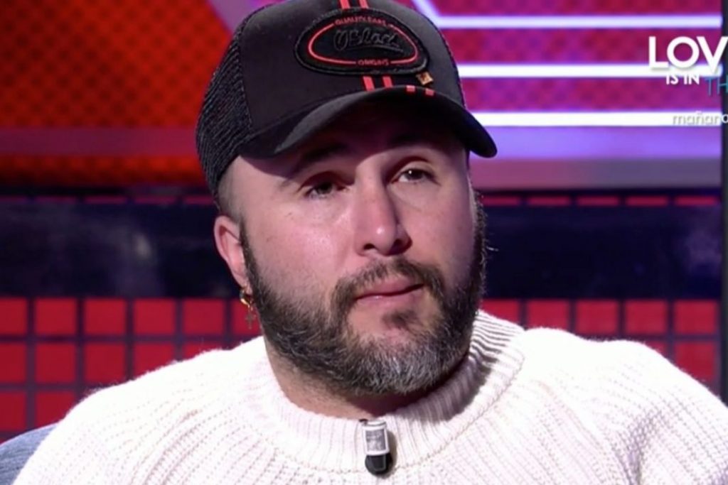Kiko Apareció Con Una Gorra Negra En El 'Deluxe'.