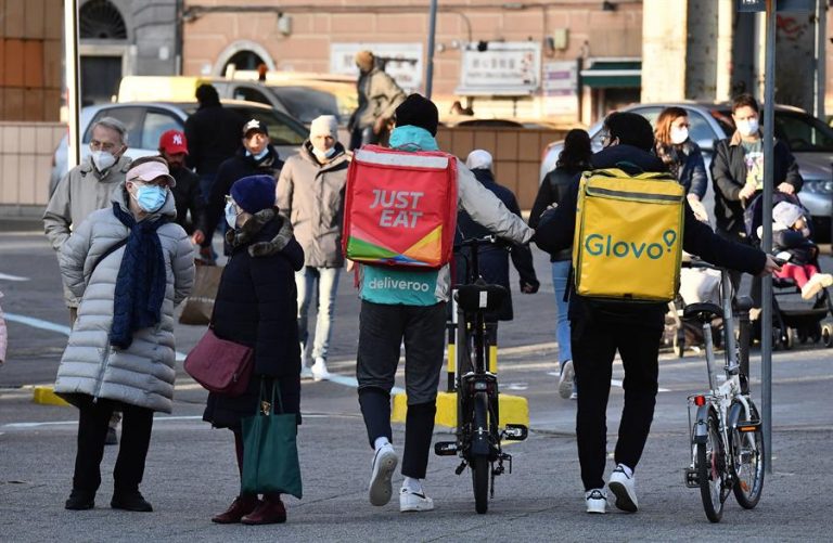 Gobierno, sindicatos y patronal acuerdan laboralizar a los ‘riders’
