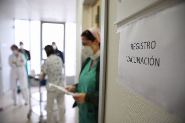 Los grupos parlamentarios en Murcia confirman que hay altos cargos en las listas de vacunados