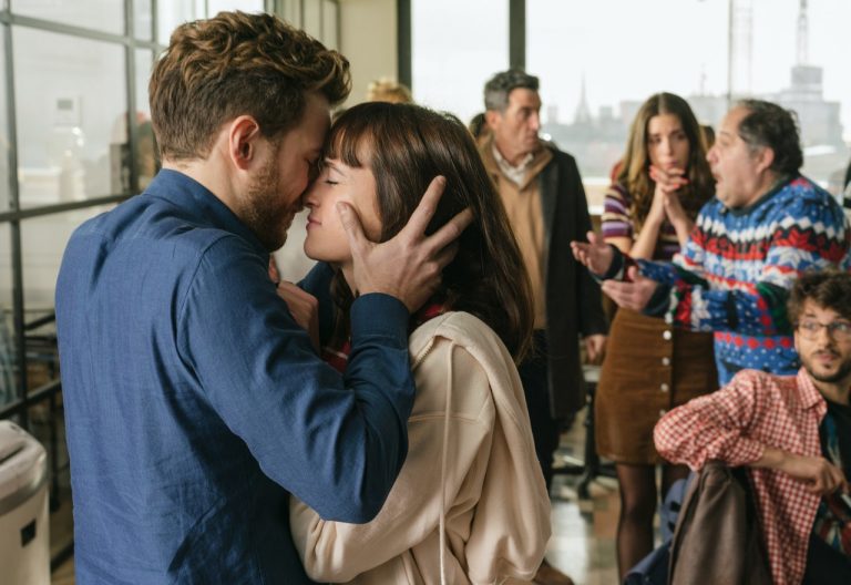 Loco por ella: Por qué tienes que ver la comedia de Netflix