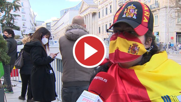 Manifestantes apoyan la monarquía por ser “el pilar de España”