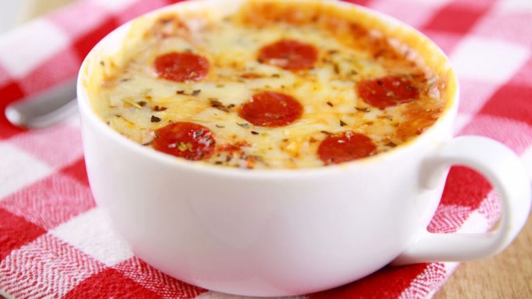 Cómo hacer minipizzas en una taza y en el microondas en tan solo 2 minutos