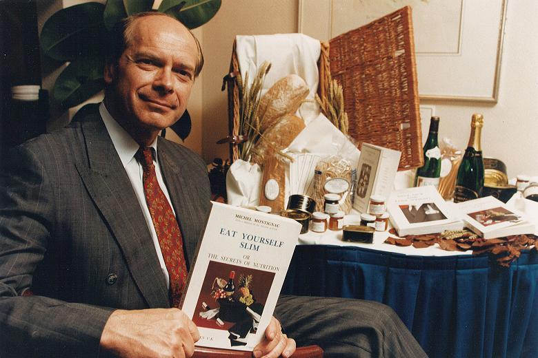 Montignac, Con Uno De Sus Libros De Dieta.