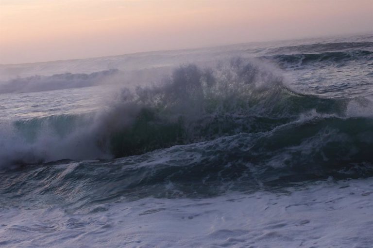 Viento y oleaje ponen en riesgo a siete provincias del norte y a Andalucía