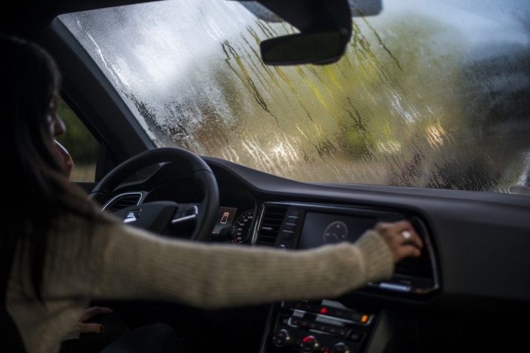 Cómo evitar que el parabrisas del coche se te empañe