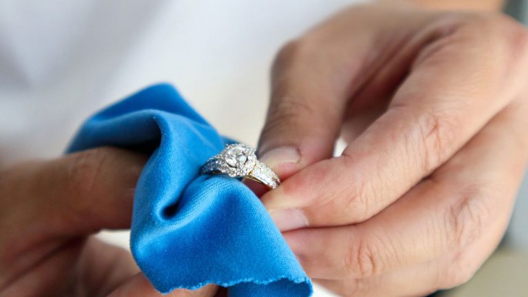 Cómo desinfectar pendientes y anillos