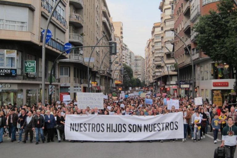 Qué es el ‘pin parental’ por el que Vox ha incendiado el Parlamento de Andalucía