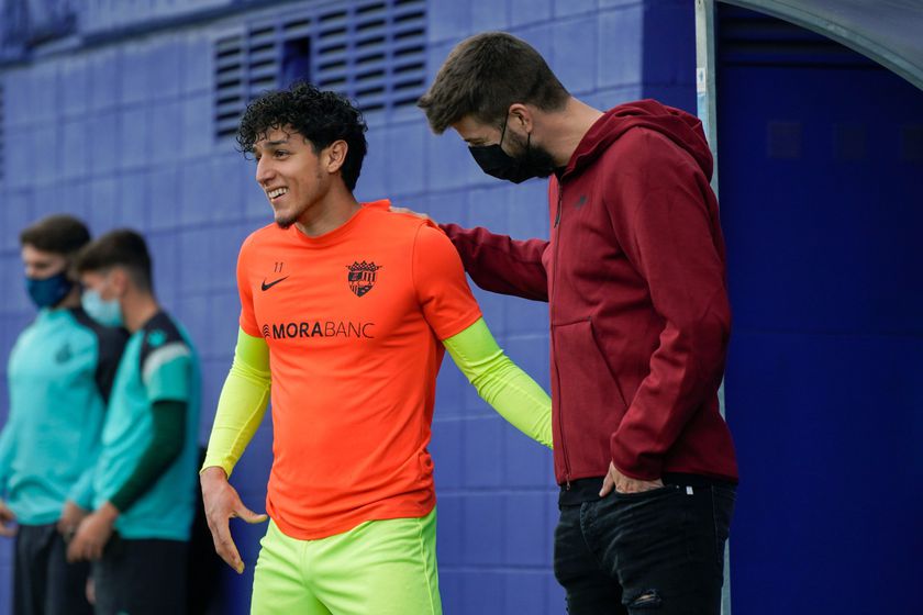 Piqué, Con Un Jugador Del Andorra, Equipo De Fútbol De Su Propiedad.