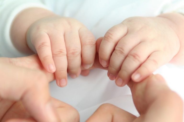 Fundación Madrina urge a implantar medidas de protección a la infancia y la natalidad