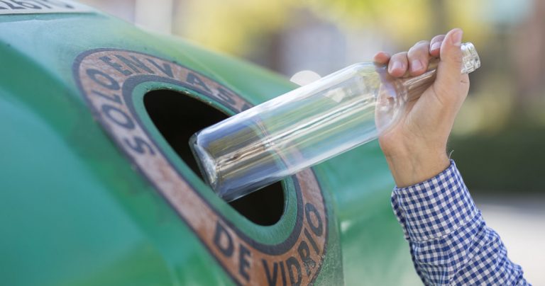 La pandemia lastra un 6% el reciclaje de vidrio en España en 2020
