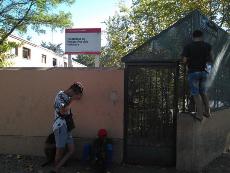 Defensorías del Pueblo autonómicas piden adecuar los criterios para renovar la residencia de menores