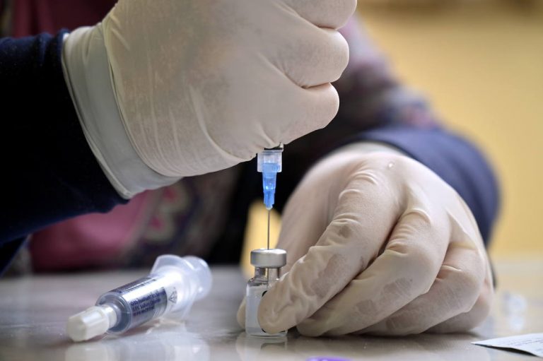 Un estudio apunta que la vacuna de Pfizer es efectiva al 85% con una sola dosis
