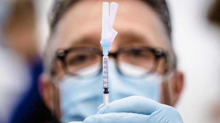 Cataluña admite que la vacunación se ralentiza en la fase de trabajadores esenciales